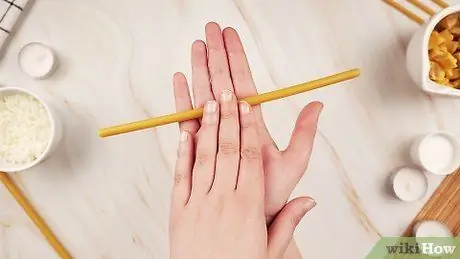 Сделать свечу из пчелиного воска Шаг 7