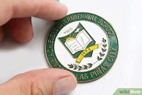 Сделайте эмалированные булавки Шаг 6