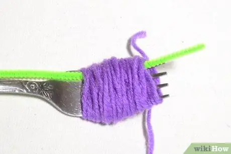 Сделайте цветы из пряжи с кисточками, шаг 3