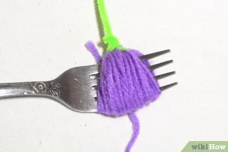 Сделайте цветы из пряжи с кисточками Шаг 4