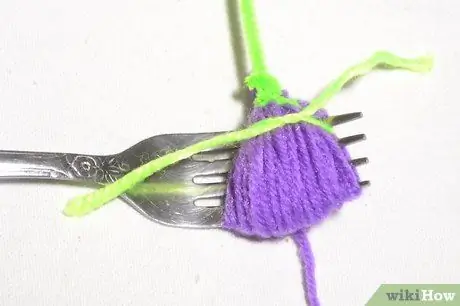 Сделайте цветы из пряжи с кисточками Шаг 5