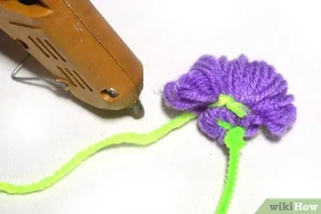 Делаем цветы из пряжи с кисточками Шаг 8