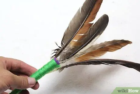 Изготовить метелку из перьев. Шаг 10