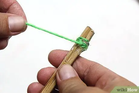 Изготовить метелку из перьев, шаг 2