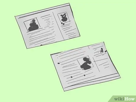Сделайте фоторамки из газеты Шаг 2