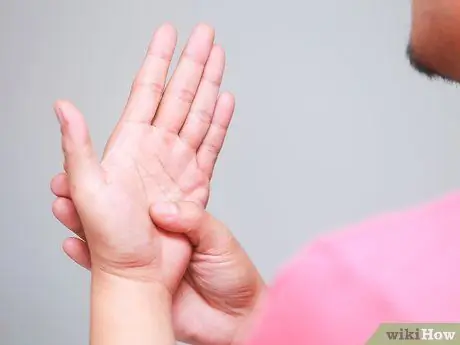 Похоже, вы отрываете большой палец от руки Шаг 10