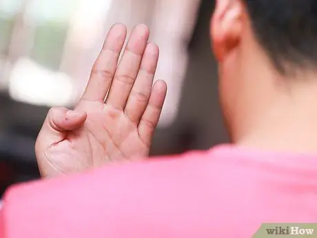 Похоже, вы отрываете большой палец от руки Шаг 3