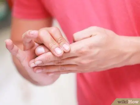 Похоже, вы отрываете большой палец от руки Шаг 7