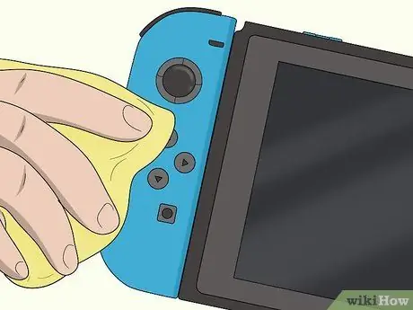 Очистите кнопки Joy Con, шаг 4