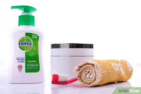 Удаление краски с металлических и пластиковых моделей с помощью Dettol, шаг 1