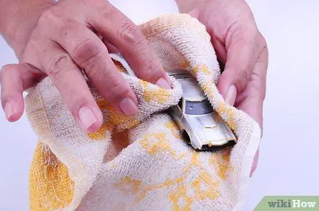 Удаление краски с металлических и пластиковых моделей с помощью Dettol Step 12