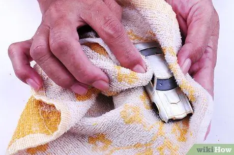 Удаление краски с металлических и пластиковых моделей с помощью Dettol Step 14