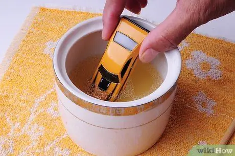 Удаление краски с металлических и пластиковых моделей с помощью Dettol Step 4