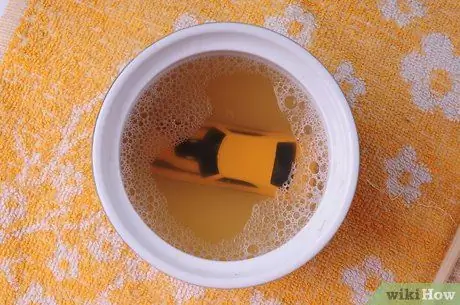 Удаление краски с металлических и пластиковых моделей с помощью Dettol Step 5