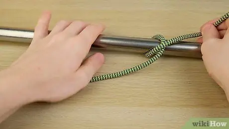 Привяжите веревку к шесту Шаг 5
