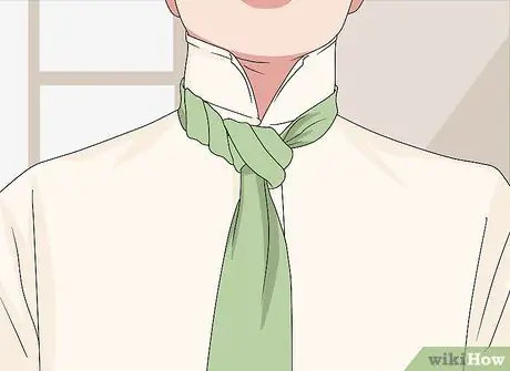 Завяжите бутон розы в узел. Шаг 15