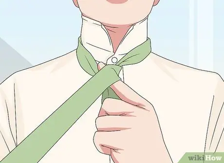 Завяжите бутон розы в узел. Шаг 6