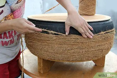 Сделайте стол для гостиной из старой покрышки Шаг 7