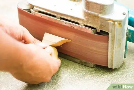 Используйте ленточную шлифовальную машину Шаг 5