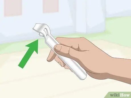 Откройте банку с краской, шаг 1