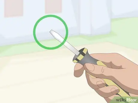 Откройте банку с краской, шаг 2