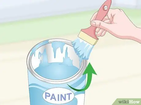 Откройте банку с краской. Шаг 8