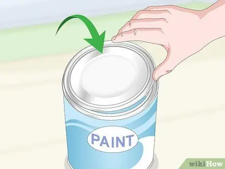 Откройте банку с краской. Шаг 9
