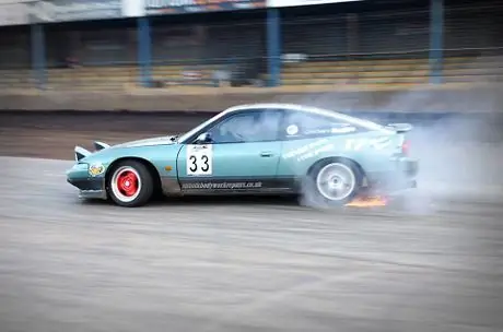 200SX Фила Кракнелла поймал за секунды до того, как взорвалась шина; прямо перед тем, как взорваться, по мере износа туши выбрасываются такие впечатляющие искры