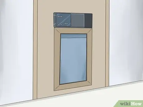 Не позволяйте другим животным использовать дверцу для домашних животных Шаг 4