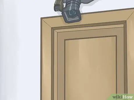 Не позволяйте другим животным использовать дверь для домашних животных Шаг 5