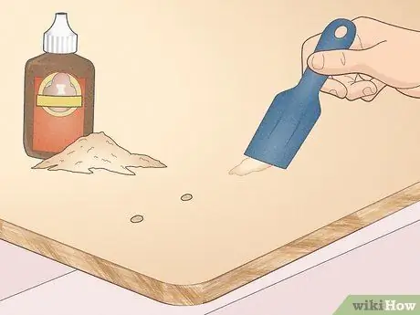 Отремонтируйте отверстия под винты в ДСП Шаг 1