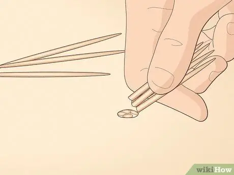 Отремонтируйте отверстия под винты в ДСП Шаг 3