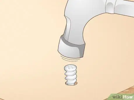 Отремонтируйте отверстия под винты в ДСП Шаг 4