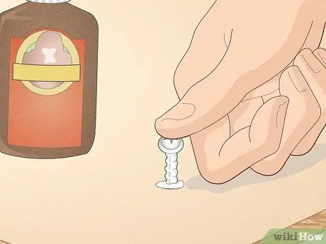 Отремонтируйте отверстия под винты в ДСП Шаг 5