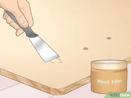 Отремонтируйте отверстия под винты в ДСП Шаг 6