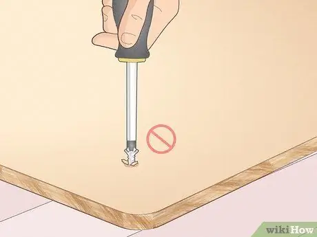 Отремонтируйте отверстия под винты в ДСП Шаг 7