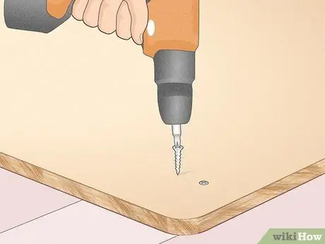 Отремонтируйте отверстия под винты в ДСП Шаг 8