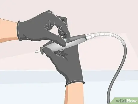 Вырезать дерево с помощью инструмента Dremel Шаг 7