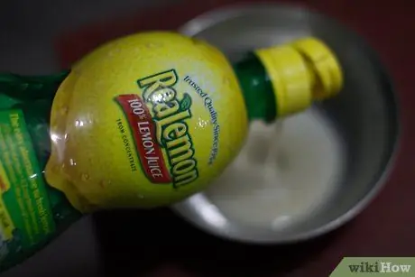 Удалите желтое пятно от кулинарного запаха с дверей белого кухонного шкафа, шаг 3 Удалите желтое пятно от кулинарного запаха с дверей белого кухонного шкафа, шаг 3
