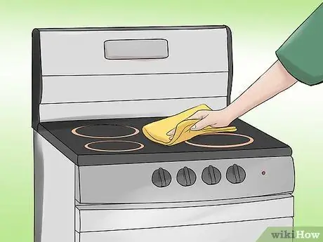 Очистите верхнюю часть электрической плиты Шаг 1