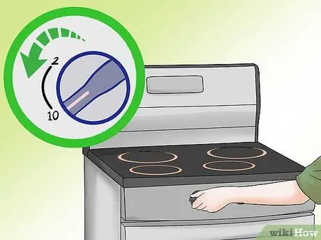 Очистите верхнюю часть электрической плиты Шаг 2