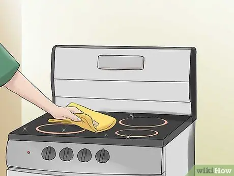 Очистите верхнюю часть электрической плиты Шаг 7