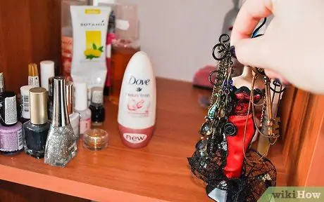 Сделайте быструю и глубокую очистку спальни. Шаг 5