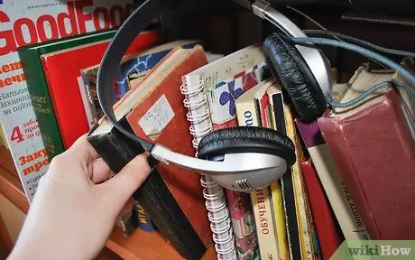 Сделайте быструю и глубокую уборку спальни. Шаг 6