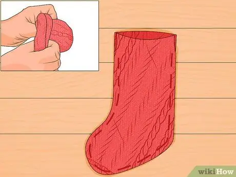 Делаем рождественские чулки из свитера Шаг 7