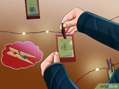 Повесьте гирлянду в спальню Шаг 15