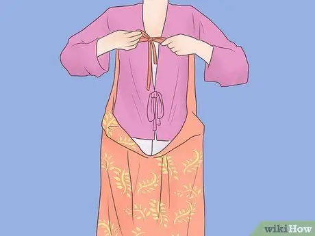 Наденьте традиционное китайское платье. Шаг 3