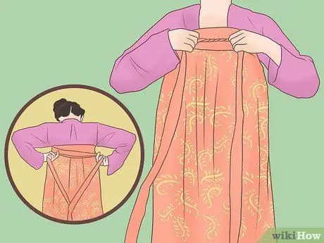 Наденьте традиционное китайское платье. Шаг 4