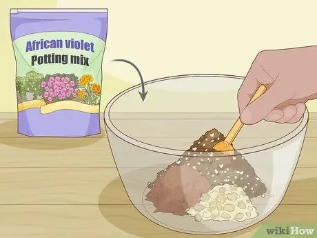 Сделайте смесь африканской фиалки для почвы, шаг 4