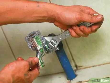 Установите кран Шаг 8